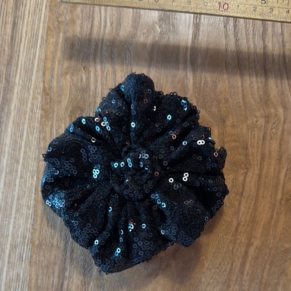 Black Sequin Flower Brooch - Picture 1 of 3